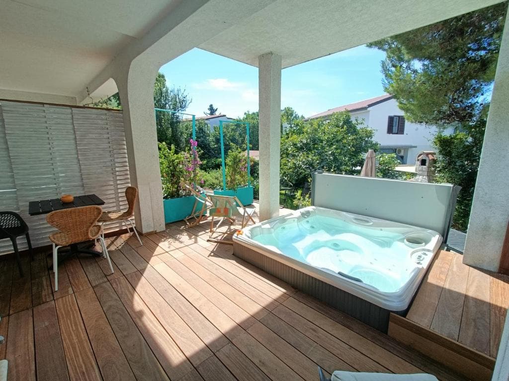 Deluxe Studio with Hot Tub