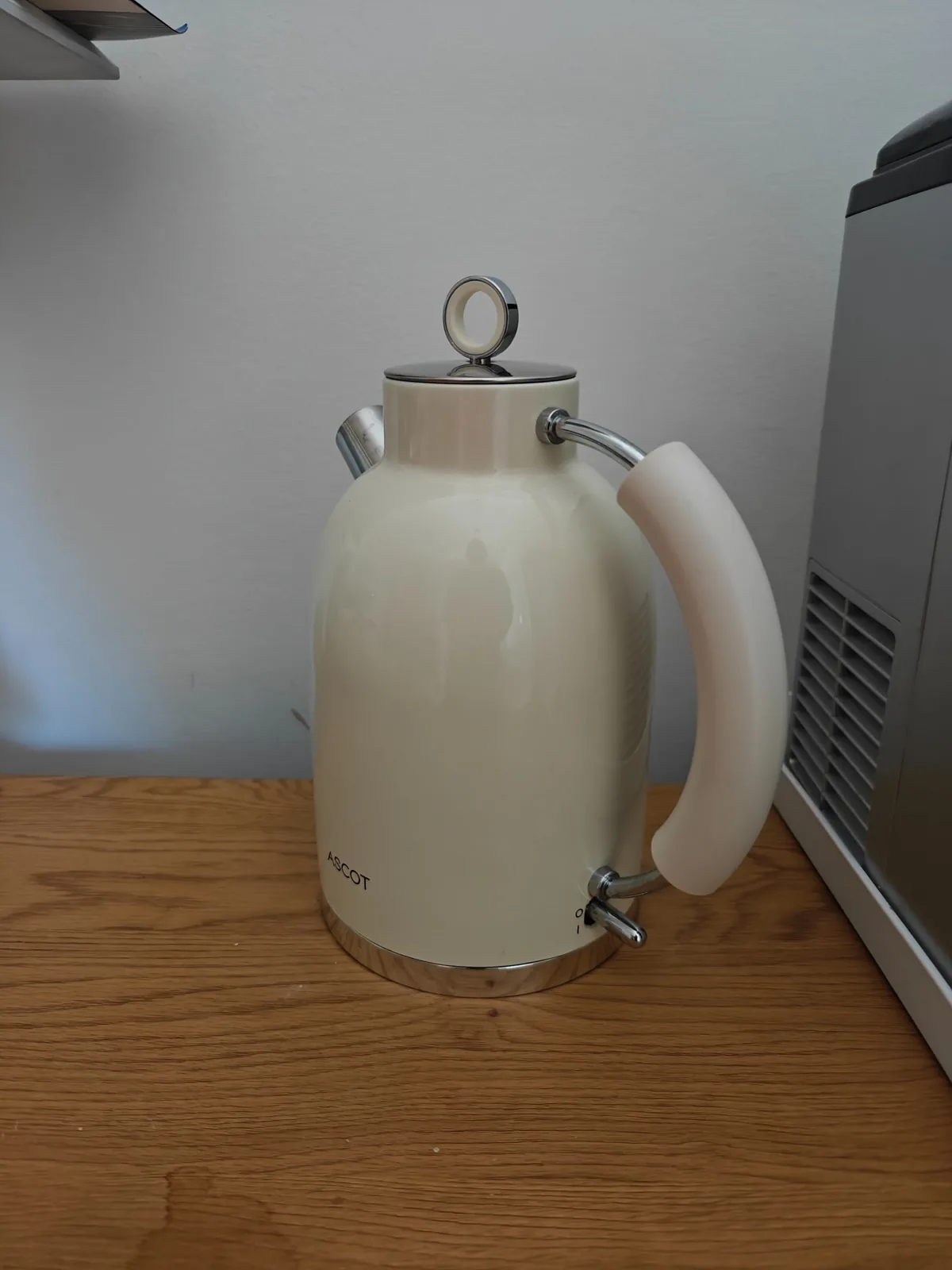 Tea kettle in the shared foyer at Casa Valsecca in Krk