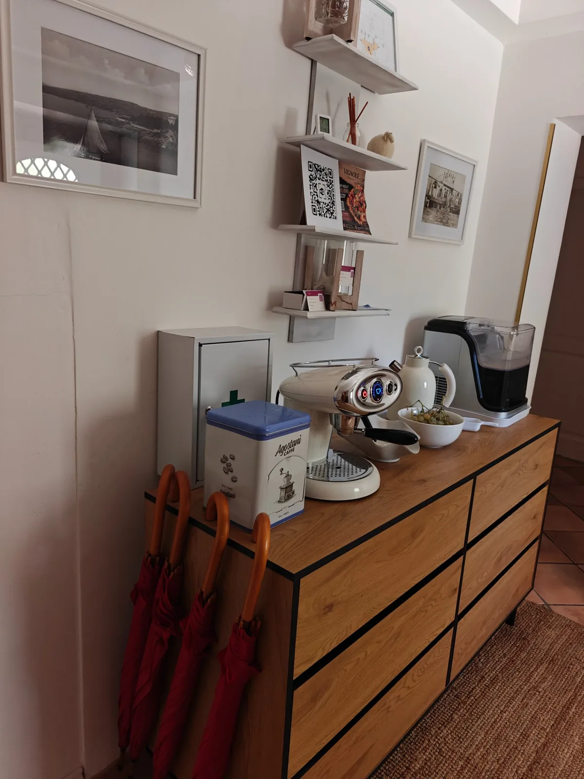 Coffee, tea & thoughtful extras in the shared foyer at Casa Valsecca in Krk