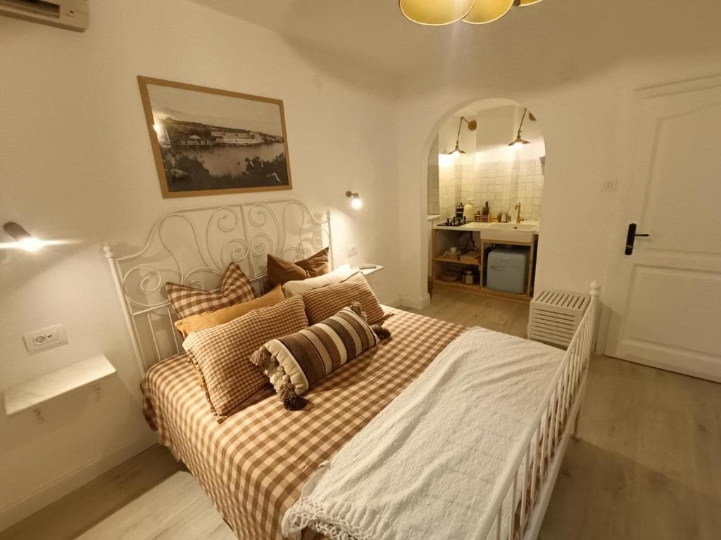 Deluxe Studio Apartment with Hot Tub photo 2