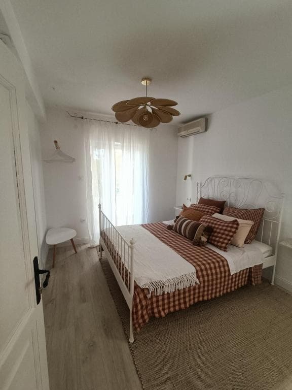 Deluxe Studio Apartment with Hot Tub photo 17