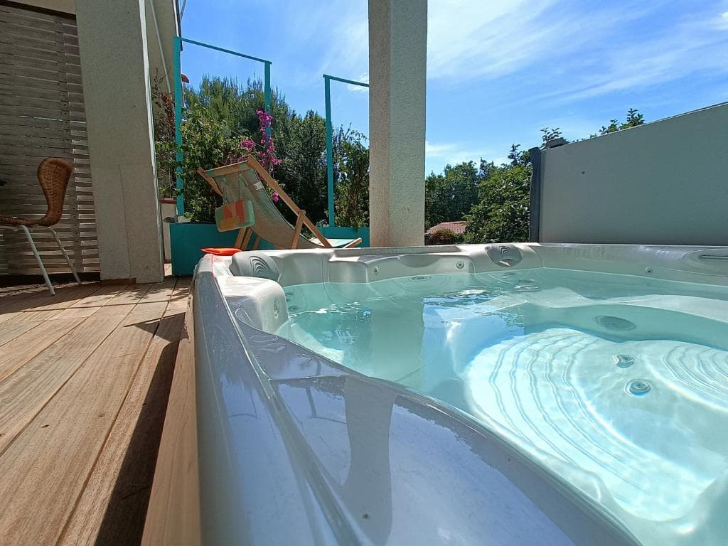 Deluxe Studio Apartment with Hot Tub photo 19
